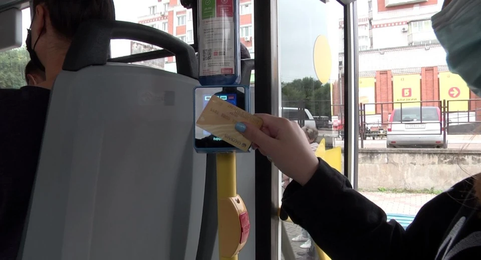 Возможность оплатить проезд наличными в автобусах с терминалами сохраняется фото: администрация Благовещенска