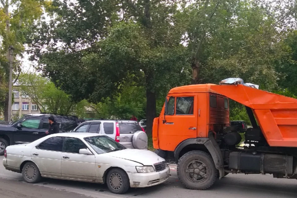 Машины серьезно пострадали. Иномарка Фото: «АСТ-54»