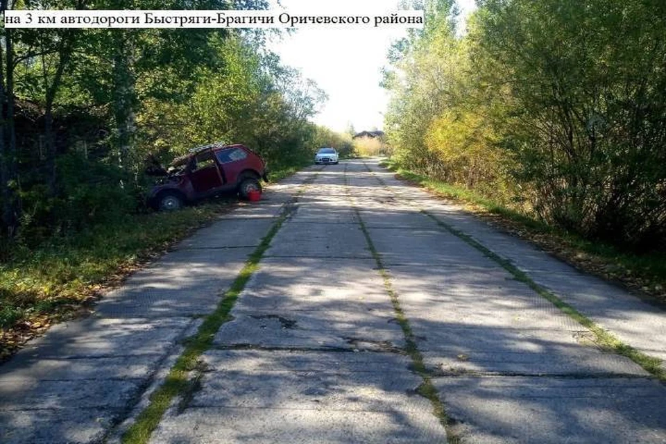 Водитель отечественного внедорожника не справился с управлением и врезался в столб. Фото: vk.com/gibdd43