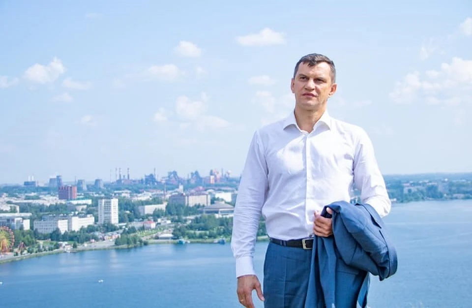 Алексей Балыбердин на фоне родного Нижнего Тагила. Фото: Facebook депутата Госдумы