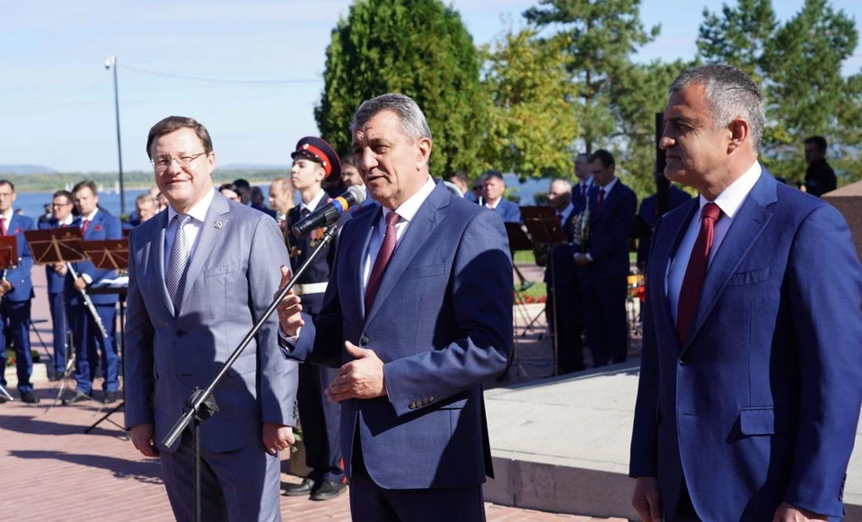 Сергей Меняйло (в центре) на праздновании Дня города в Самаре. Фото: сайт главы РСО - Алания.