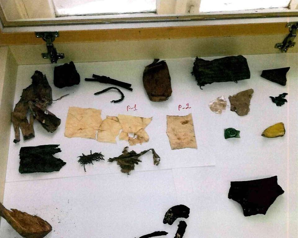 Обнаруженные артефакты (в центре - те самые документы) Фото: Владимирская епархия