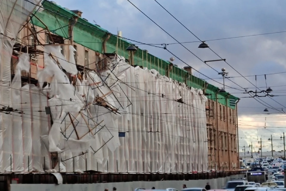 В Петербурге со здания рухнули строительные леса. Фото: vk.com/id210070823 / vk.com/spb_today