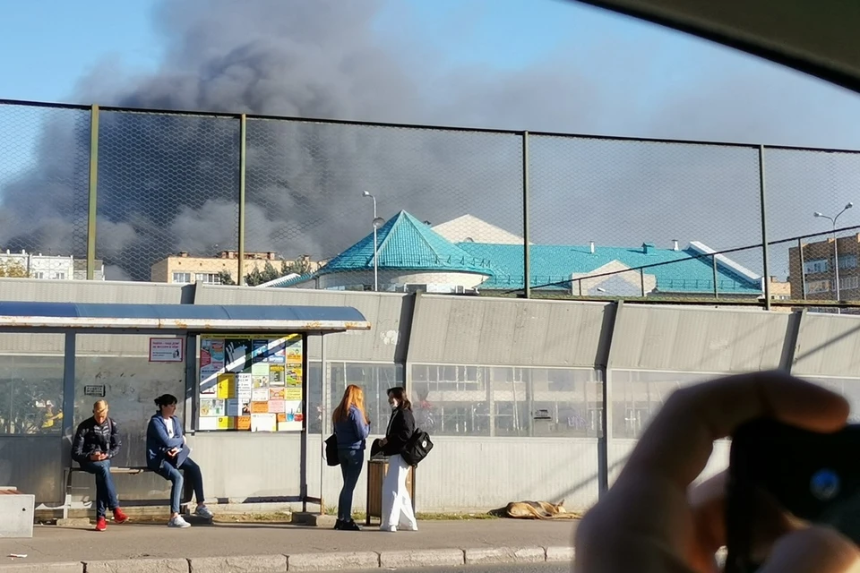В Красноярске загорелась крыша бокса авторазборки на улице Дорожной