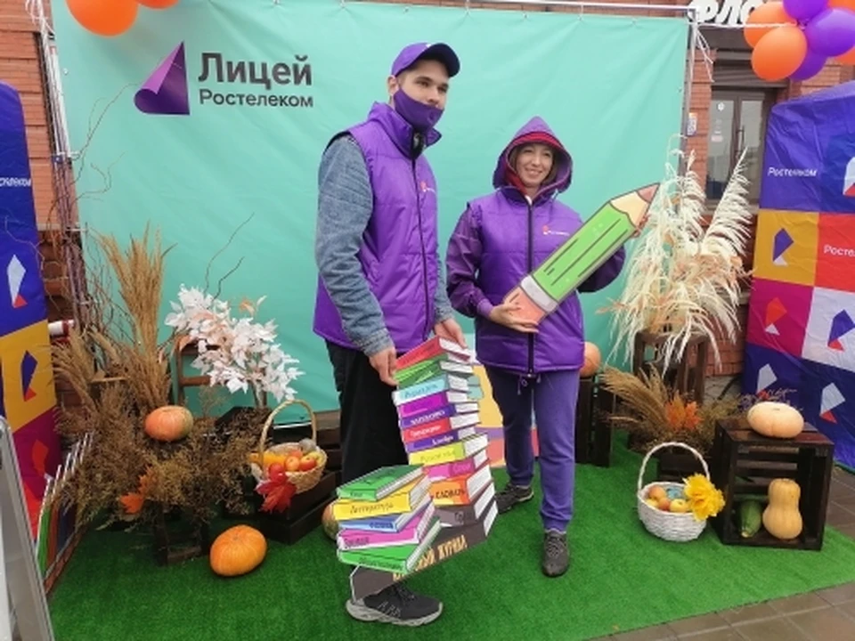 В фотозоне «Лицей», рядом с осенними атрибутами, оператор разместил школьные принадлежности