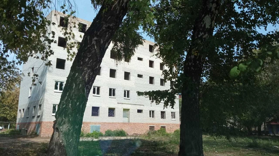 Здесь должно было быть общежитие для филиала строительного института, но стройку давным-давно забросили