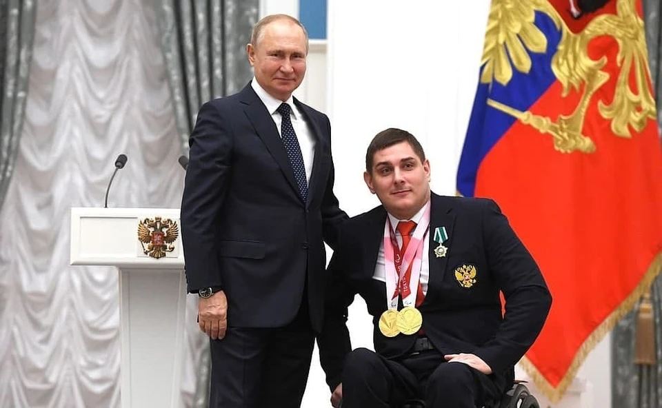 Омских паралимпийцев наградили государственными наградами в Кремле.
