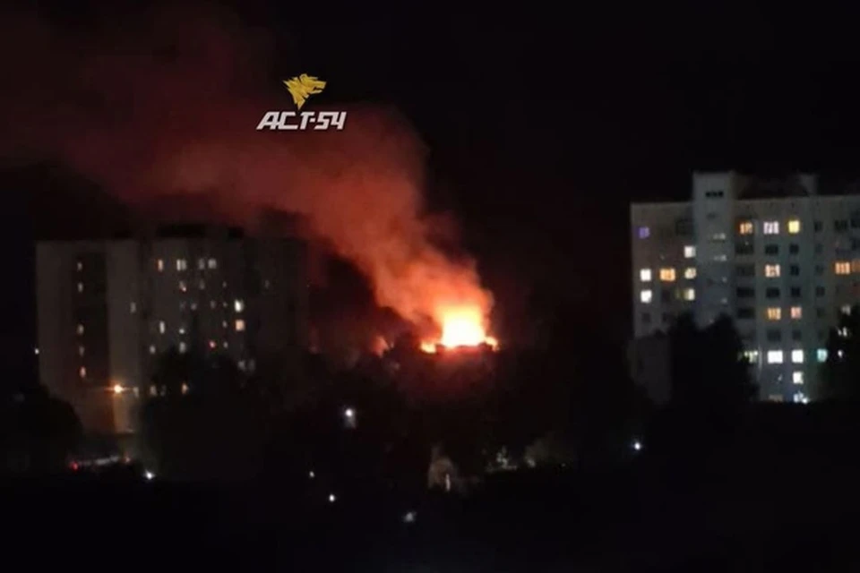 В Кировском районе загорелись два частных дома. Фото: "АСТ-54"