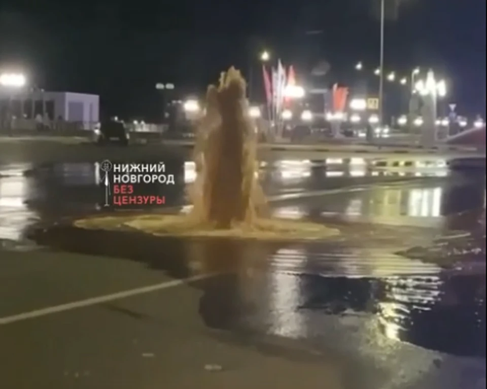 Утечка была устранена в кратчайшие сроки еще ночью. Фото: скрин из видео. Источник: Нижний Новгород |БЕЗ ЦЕНЗУРЫ|