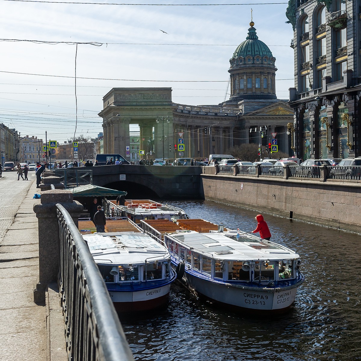 Вход на станцию метро 