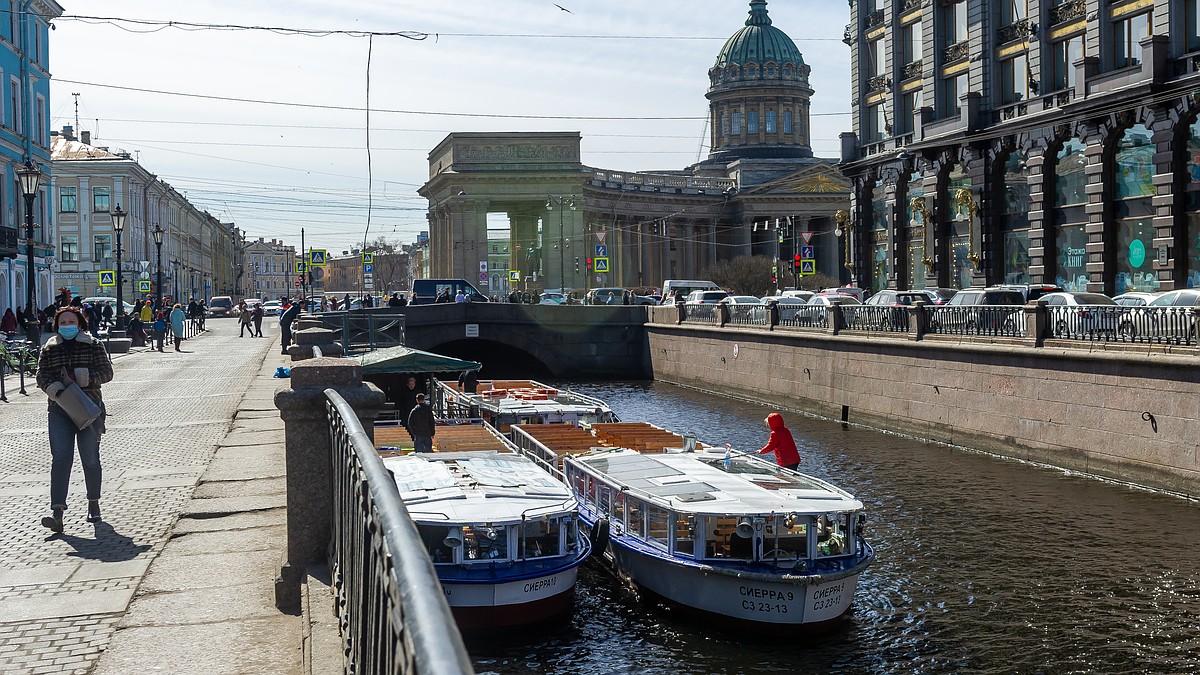 Вход на станцию метро 