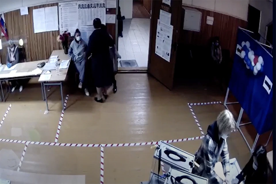 Кадр из видео с избирательного участка в Клетне.