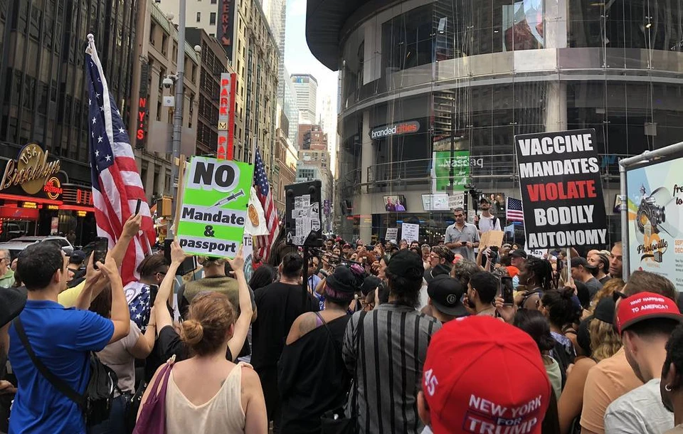 Сотни человек приняли участие в акции против обязательной вакцинации в Нью-Йорке/ Фото: Сергей Юматов/ТАСС