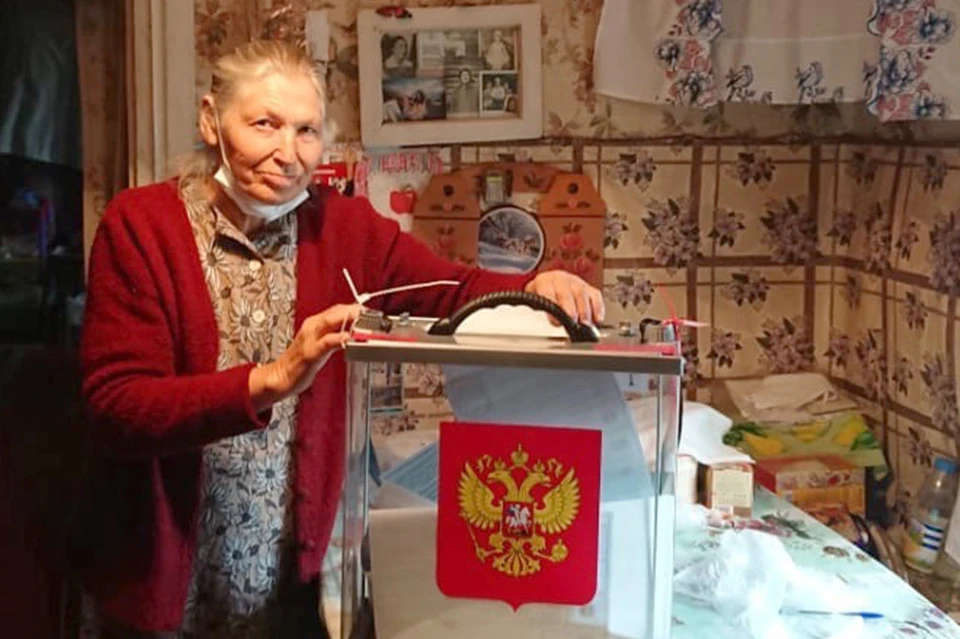 До избирательного участка из Ветринки 15 километров, поэтому к Анне Морозовой приехали для голосования на дому.