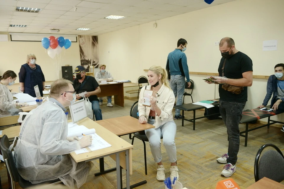 Спортсменка пришла на участок вместе с мужем. Фото: пресс-служба областного избиркома