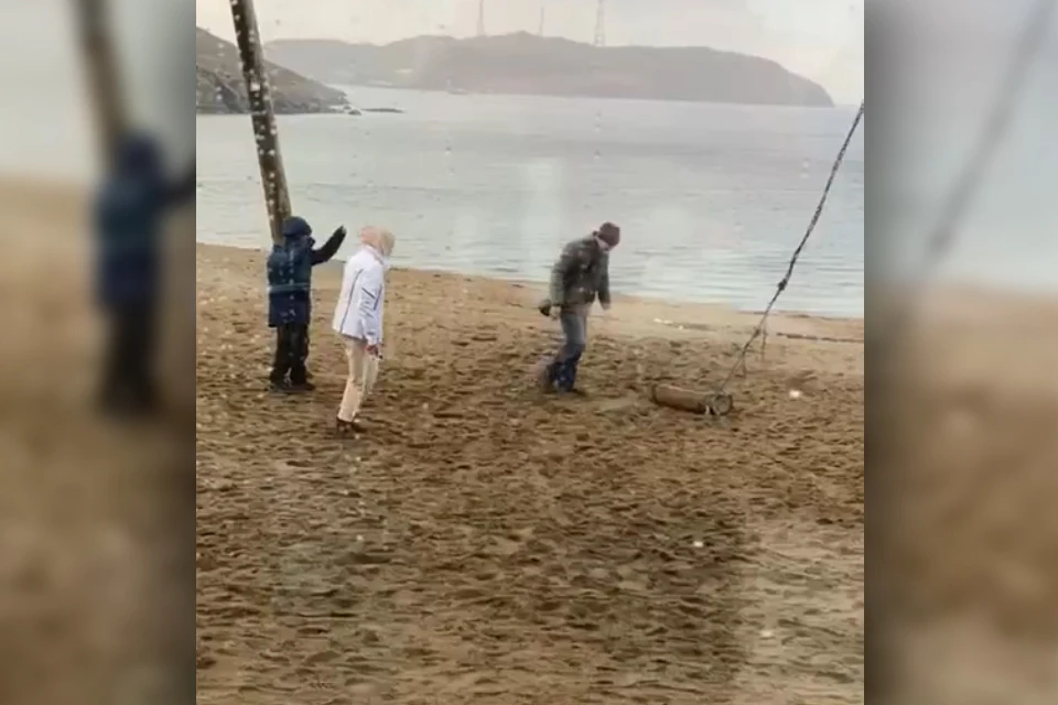 Одна из достопримечательностей Териберки пришла в негодность - на пляже сломали качели. Фото: Скриншот видео