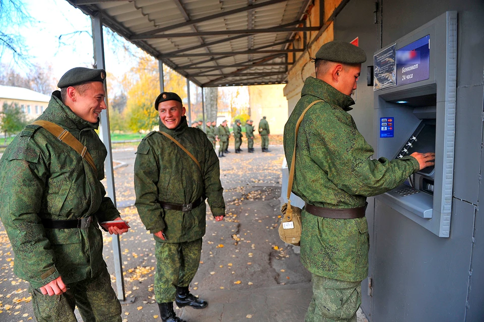 Зарплаты и пенсии российских военных вырастут с 1 октября.