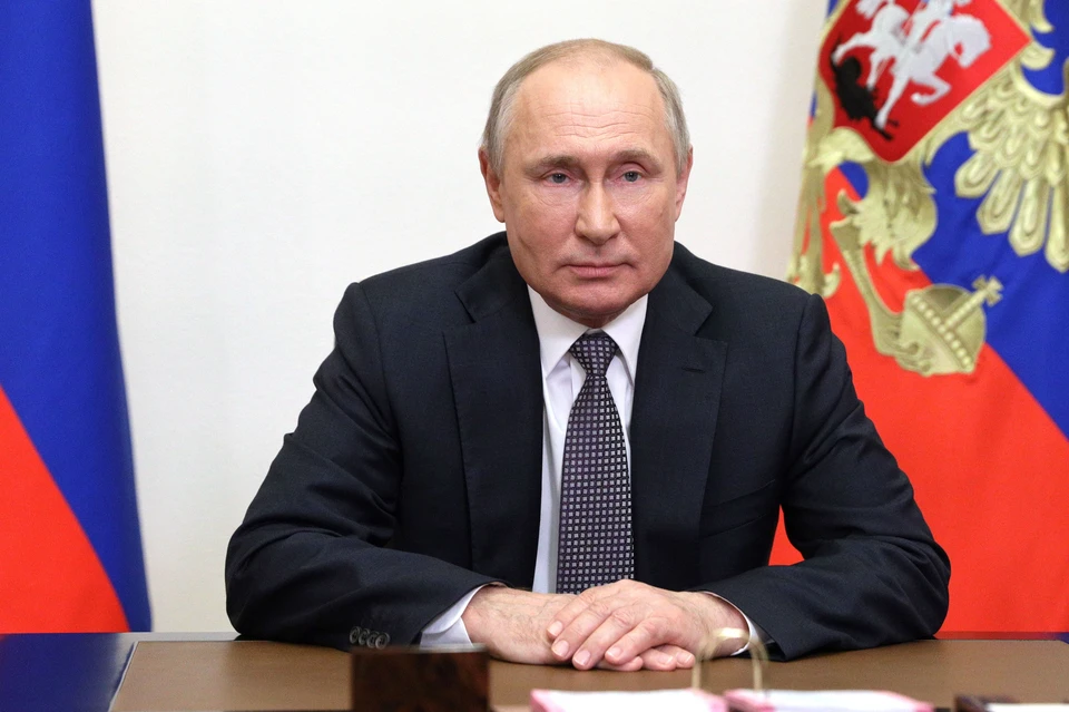 Владимир Путин по видеосвязи провел совещание по экономическим вопросам.