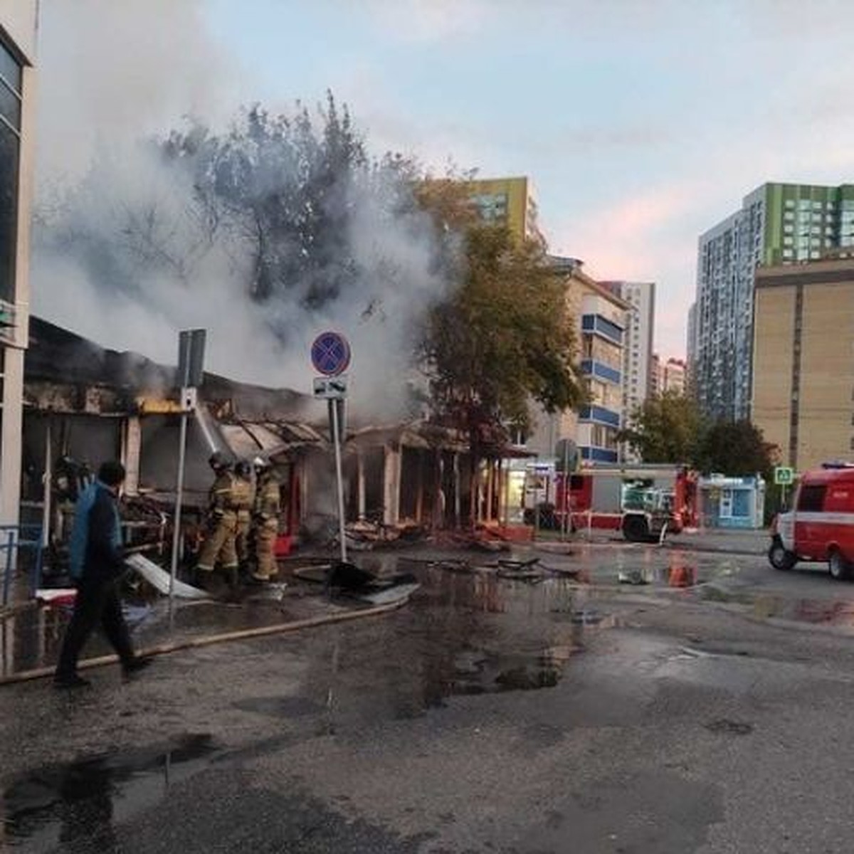 В Казани в результате пожара на Даурской сгорели цветочный магазин и кафе -  KP.RU