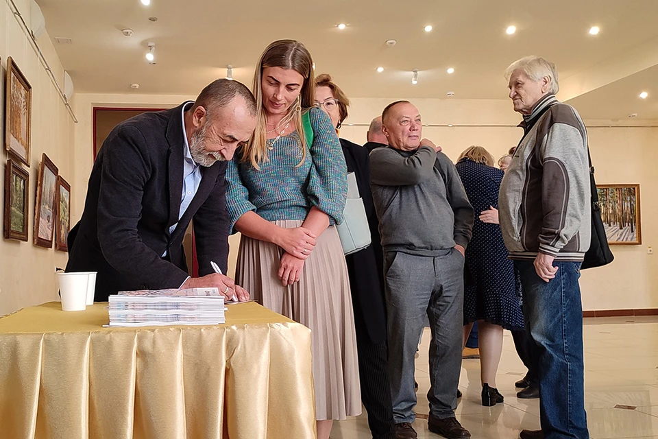 На мероприятии поклонники смогли пообщаться с автором и получить каталог с его автографом.