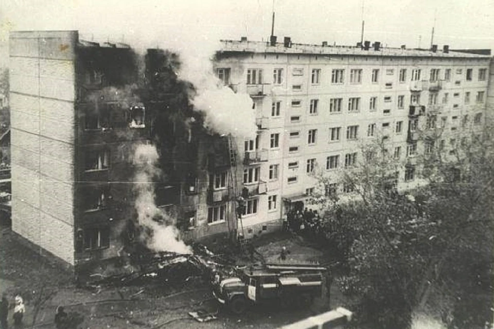 Самолет протаранил дом между третьим и четвертом этажами. Фото: bsk.nios.ru