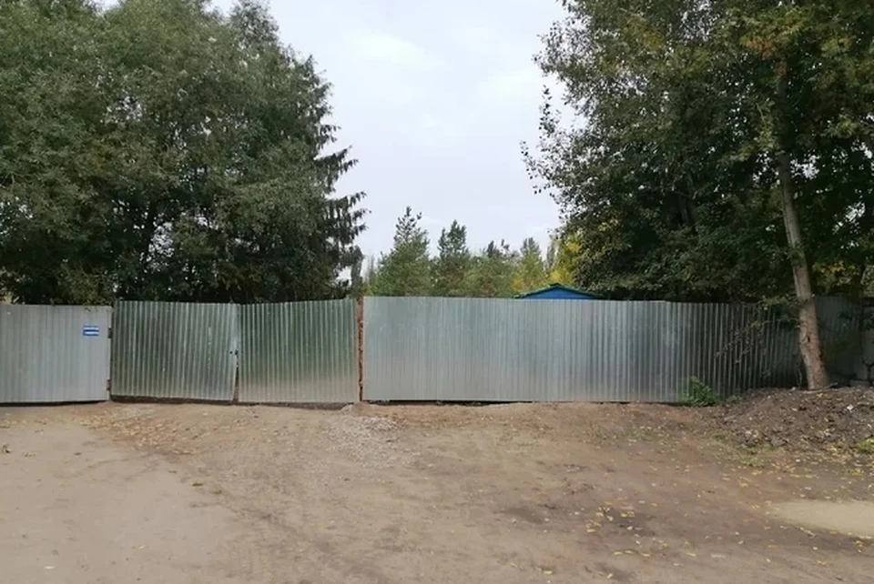 Даже в будний день стройка выглядит безлюдной. Фото: «Омск-информ»