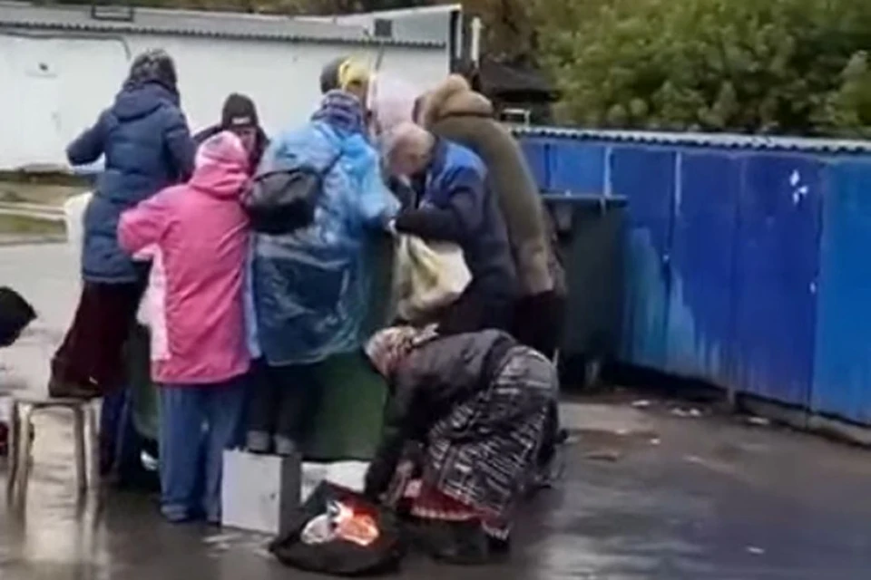 Голодная набросилась. Пенсионеры в мусорных Баках. Люди дерутся за просрочку. Драки за просрочку в России.