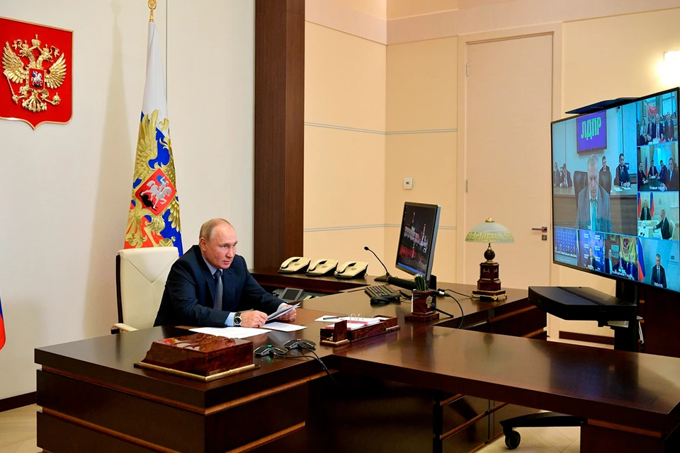 Владимир Путин по видеосвязи переговорил с лидерами партий, прошедших в Думу.