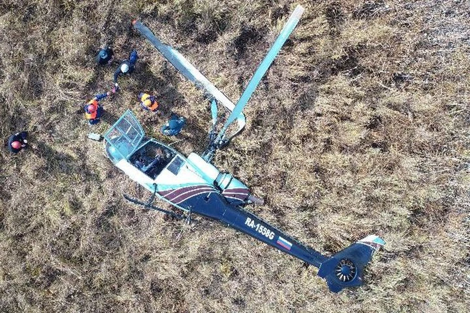 Вертолет упал на бок при посадке. Фото: ГУ МЧС России по Камчатскому краю.
