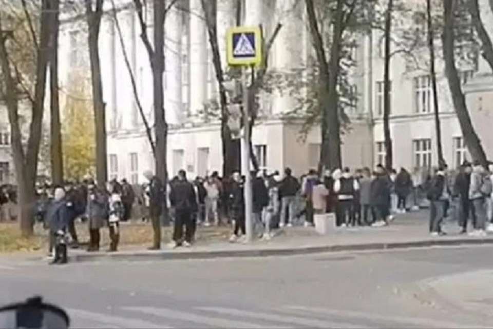 Эвакуация оказалась учебной. Фото: сообщество «ВКонтакте» «Инцидент Екатеринбург»