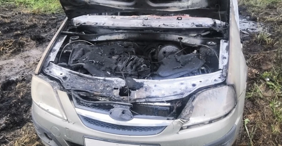 Автомобиль Lada Kalina сгорел ранним утром в Починке. Фото: пресс-служба ГУ МЧС по Смоленской области.
