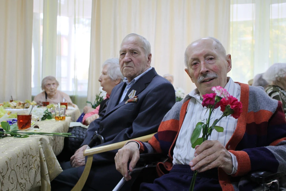 В день пожилых людей в Петербурге поздравляли ветеранов войны и труда.