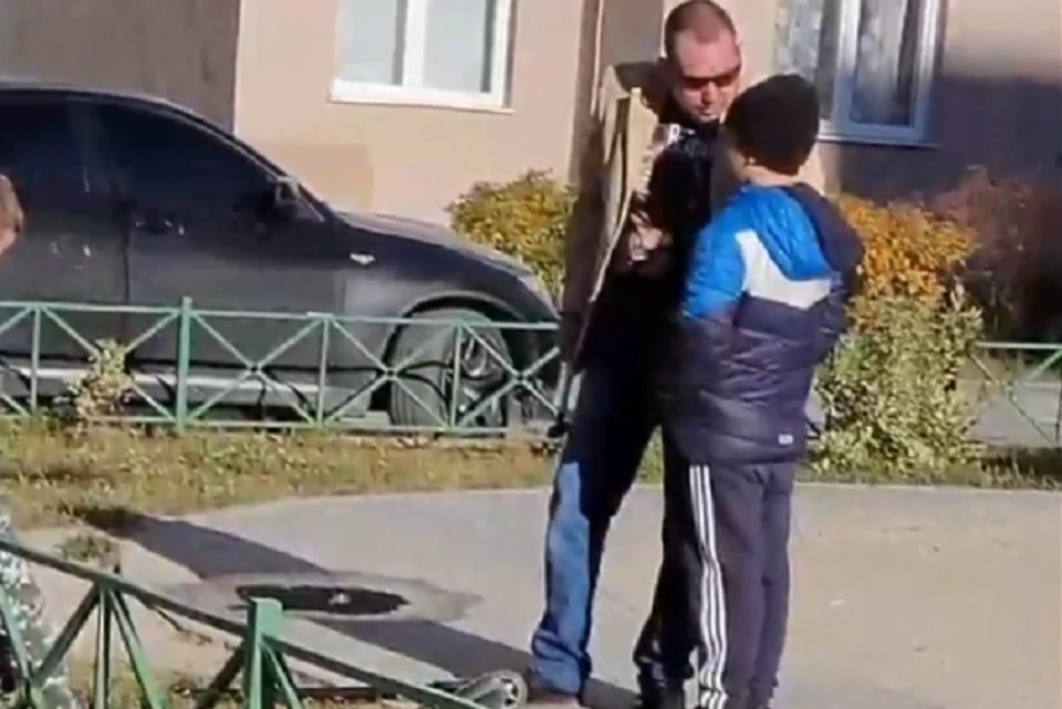 Инцидент произошел 1 октября около 16:00 во дворе дома на улице Рябинина, 23. Фото: скриншот видео сообщества «ВКонтакте» «Инцидент Екатеринбург»