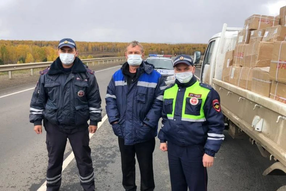 Полицейские помогли водителю перевернувшейся фуры на трассе «Сибирь» в Тулуне