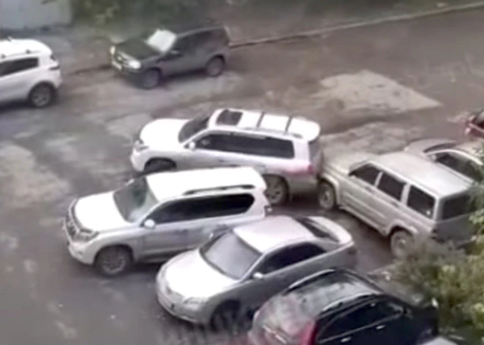В Новокузнецке водитель автомобиля Lexus протаранил пять машин во дворе дома. Фото: instagram/incident_kuzbass.