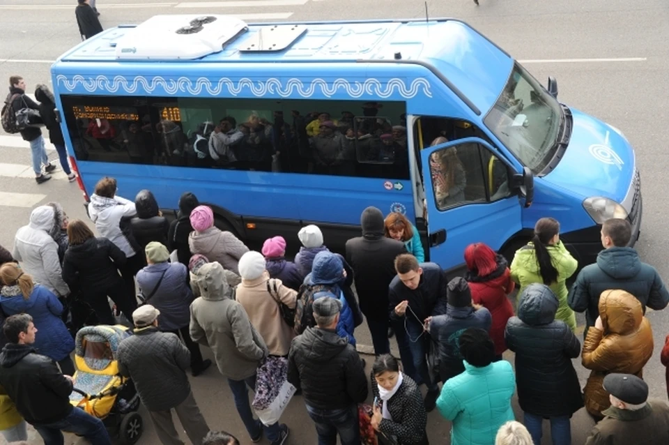 Жители пригородной деревни жалуются, что у них не получается попасть домой без пересадок. Общественный транспорт по вечерам вечно переполнен.