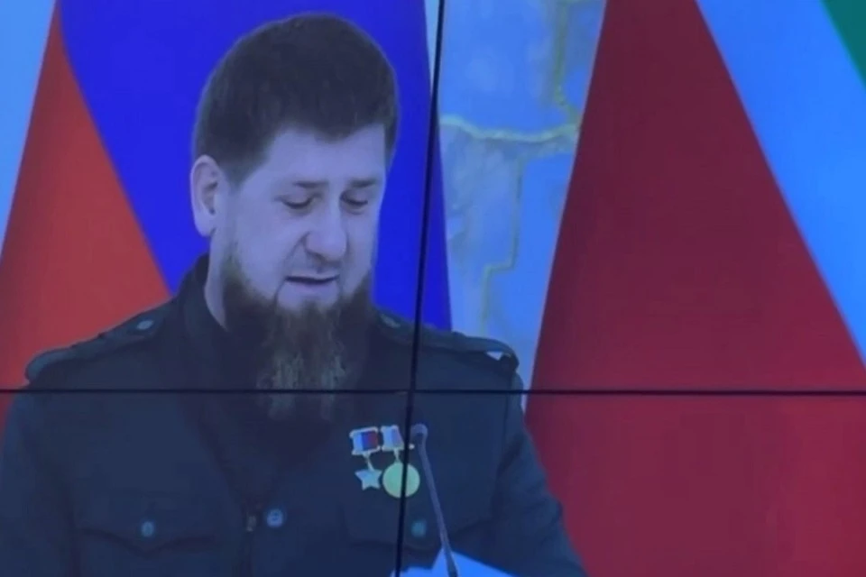Гости церемонии встретили Кадырова бурными аплодисментами. Фото: стоп-кадр ЧГТРК «Грозный»