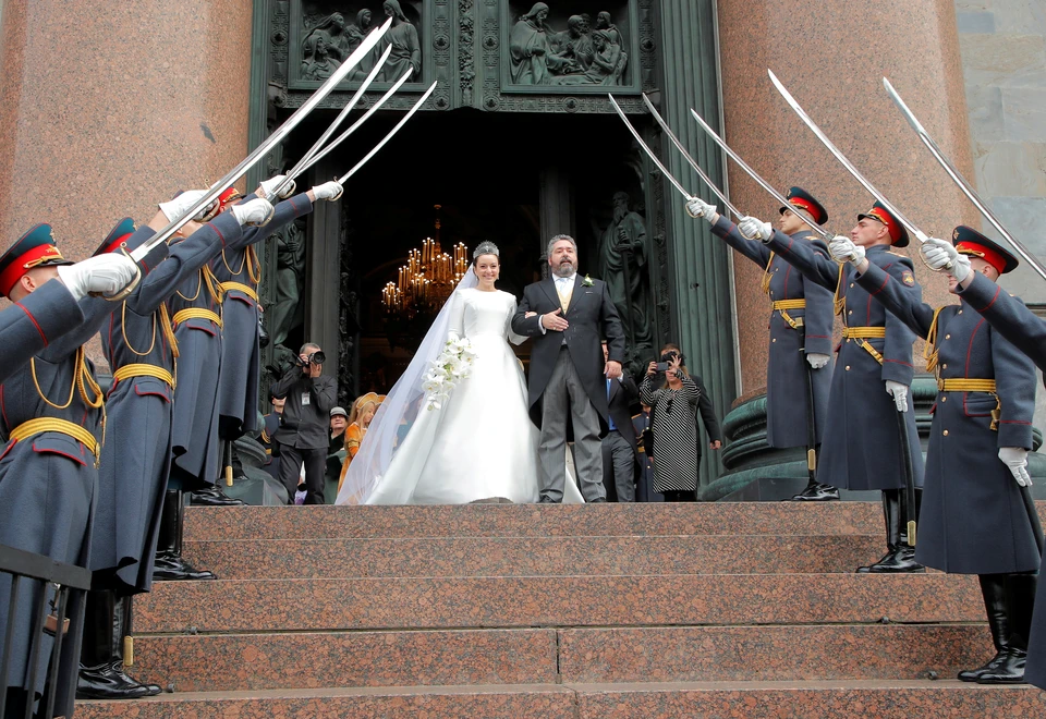 Военнослужащие приветствовали жениха и невесту на крыльце собора обнаженными саблями