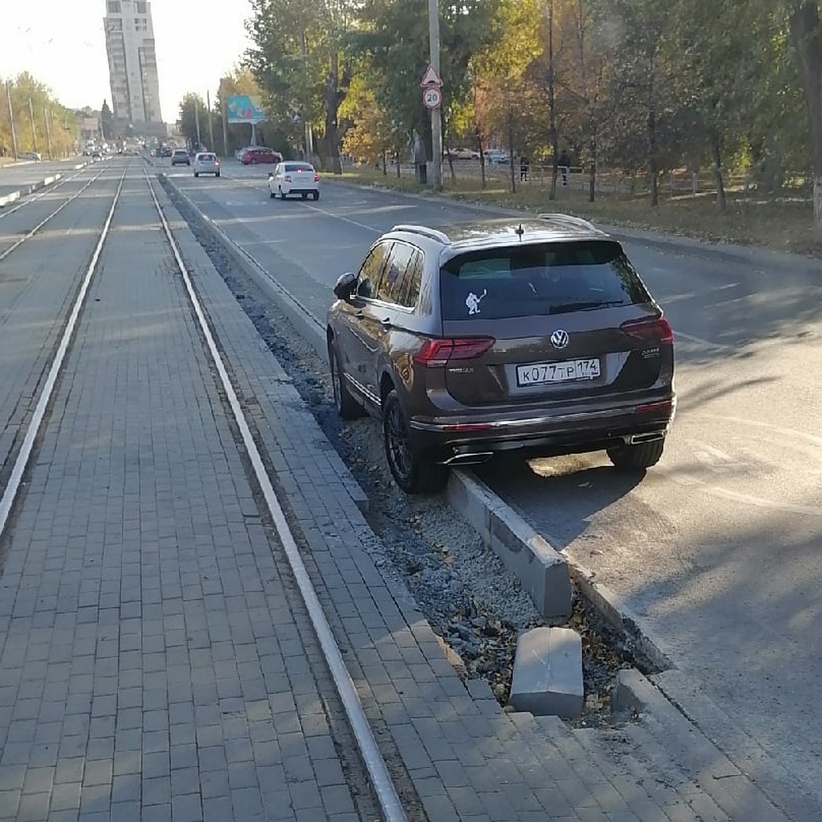 В Челябинске внедорожник застрял на новых бордюрах, ограждающих трамвайные  пути - KP.RU