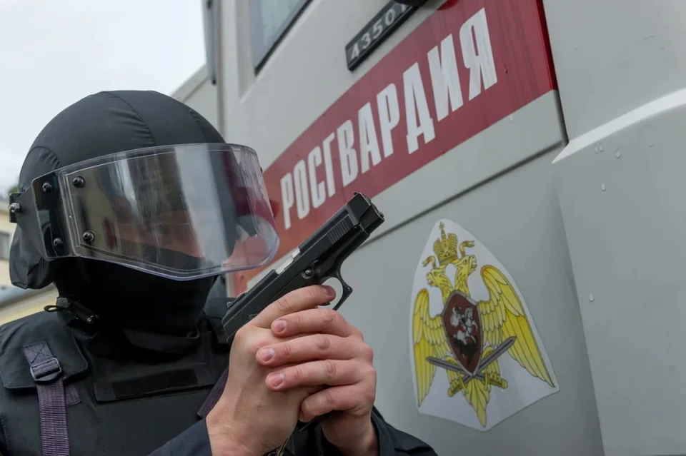Мужчины избили девушку в кафе в Киришах.