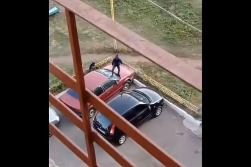 От ударов ногами детей у автомобиля треснуло лобовое стекло. Фото: скриншот