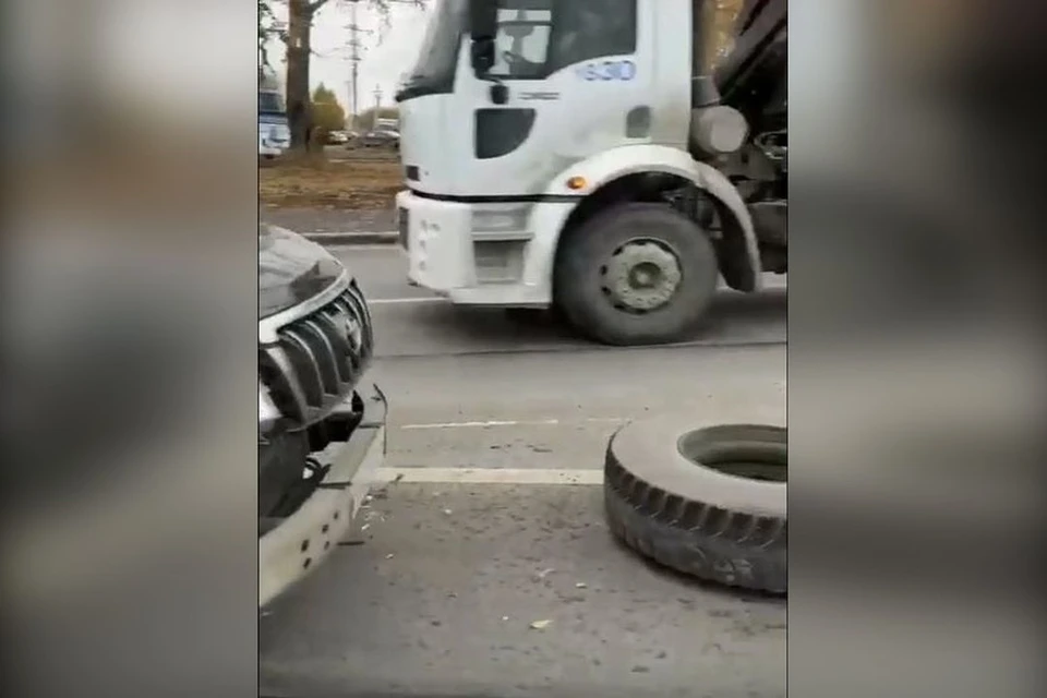 В Новосибирске у грузовика отвалилось запасное колесо и прилетело в ехавшую за ним легковушку. Фото: Кадр из видео