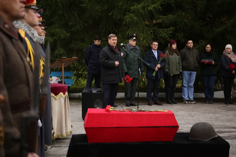Память героя Великой Отечественной войны почтил мэр Новосибирска Анатолий Локоть. Фото: предоставлено мэрией Новосибирска.