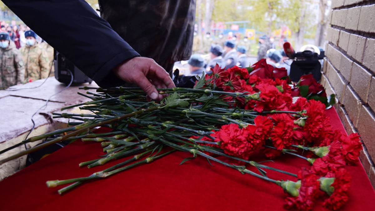 Томскому милиционеру Андрею Садовому, погибшему от рук вооруженного  рецидивиста в 90-е, установили мемориальную доску - KP.RU