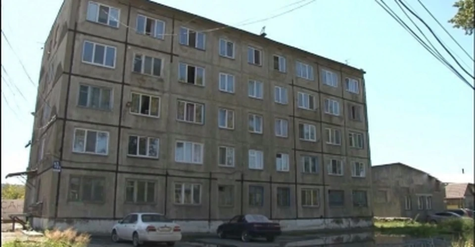 Сироте с младенцем из Ачинска выделили квартиру в аварийном доме