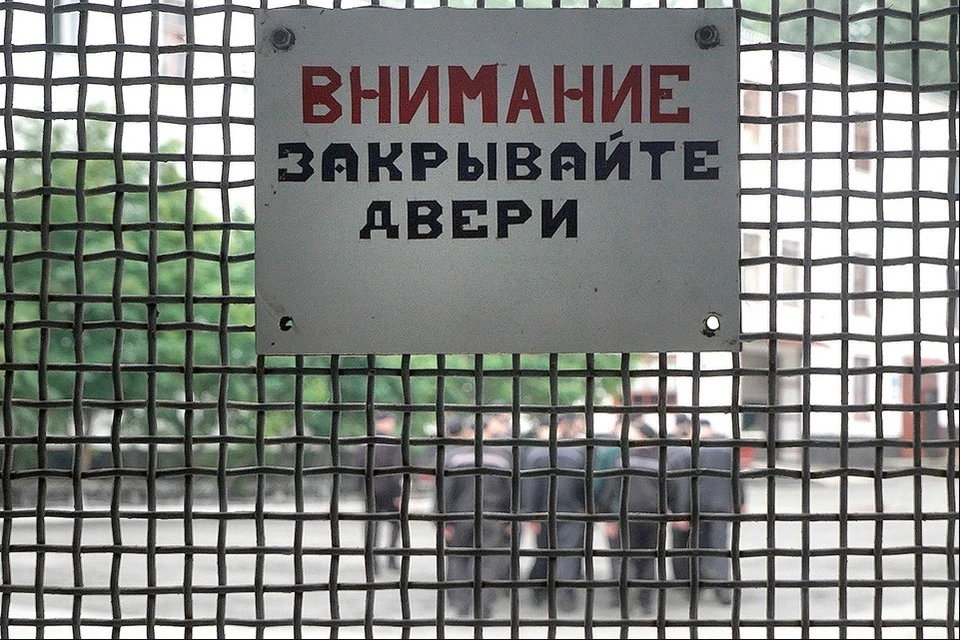 Нарушителей из числа осужденных, а их действия также могут привести к преступлениям по отношению к таким же осужденным, также пересекаются, фиксируются и документы передаются в следственные органы полиции и СК.