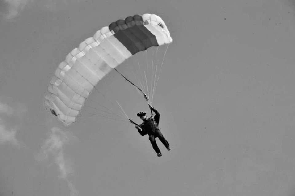 В день трагедии с упавшего самолета свой прыжок должны были совершить 20 парашютистов, для кого-то он должен был стать первым в жизни.