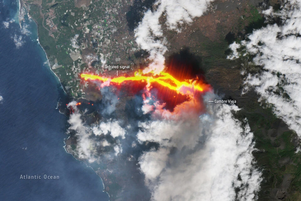 Новые фото извержения вулкана Кумбре-Вьеха из космоса: уже два потока лавы. Фото: Европейское космическое агентство.