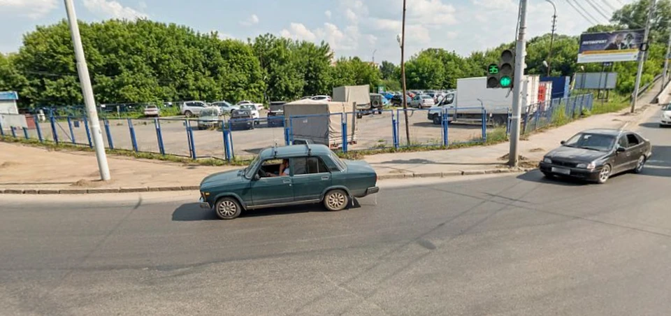 Ранее здесь находилась автостоянка, но ее недавно снесли. Фото: Яндекс.Карты, 2018 год
