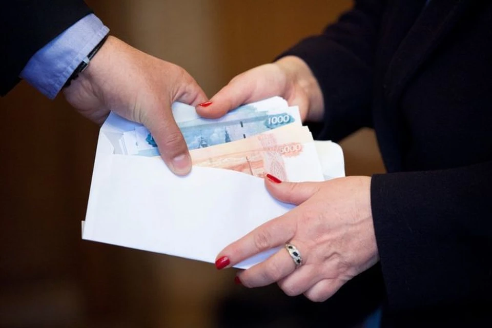 Депутат передал деньги, чтобы за него проголосовали на предстоящих выборах.